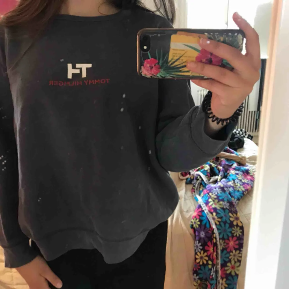 Tommy hilfiger tröja i vintage-stil, lite oversized. Köpare står för frakt. Hoodies.