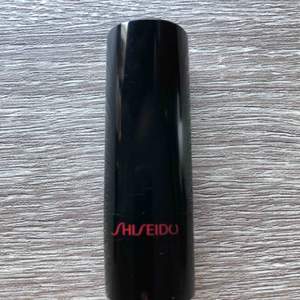 Oanvänt läppstift från märket shiseido - färgen heter ”toffe apple” 