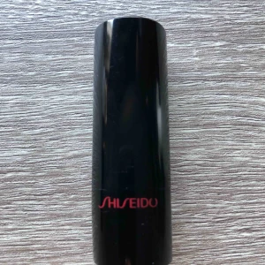  - Oanvänt läppstift från märket shiseido - färgen heter ”toffe apple” 