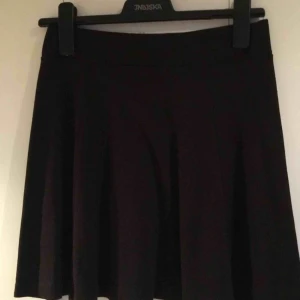  - Kort svart kjol. Se sista bilden. Väldigt fint skick, storlek S 