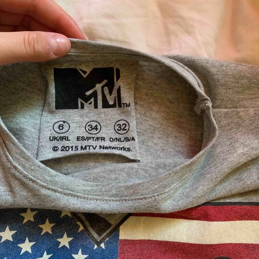 ÄKTA MTV tröja köpt secondhand men i bra skick, trycket är lite utsuddat men tycker det ger en snygg vintage känsla! Aldrig använd, frakten ligger på ca 18 kr men kan även mötas upp i centrala uppsala😘😘. T-shirts.