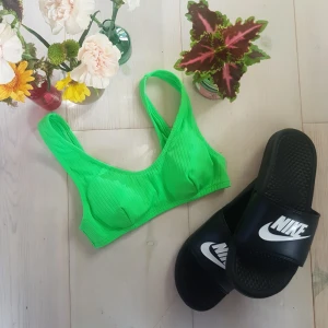  - 🍊🥑 Bli snyggast på beachen!🥑🍊 Denna lysande bikinitopp kan användas både som bikini eller behå under meshtröjor nu i sommarvärmen. 👙⛱🌞  I nyskick och endast provad, har köpt den här på Plick men eftersom det var fel storlek så ger jag nu dig chans att haffa denna godbit!  Frakt ingår i priset! 💛🧡❤🧡💛
