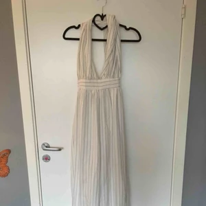  - Vit randig jumpsuit köpt från en dyr webbshop från Australien haha kommer inte ihåg vad den heter.. storlek S & nyskick. Så fiin😍 den är bred i benen hela vägen ner. 140 kr INKLUSIVE frakr🌸🌸 skickas inom 24 h