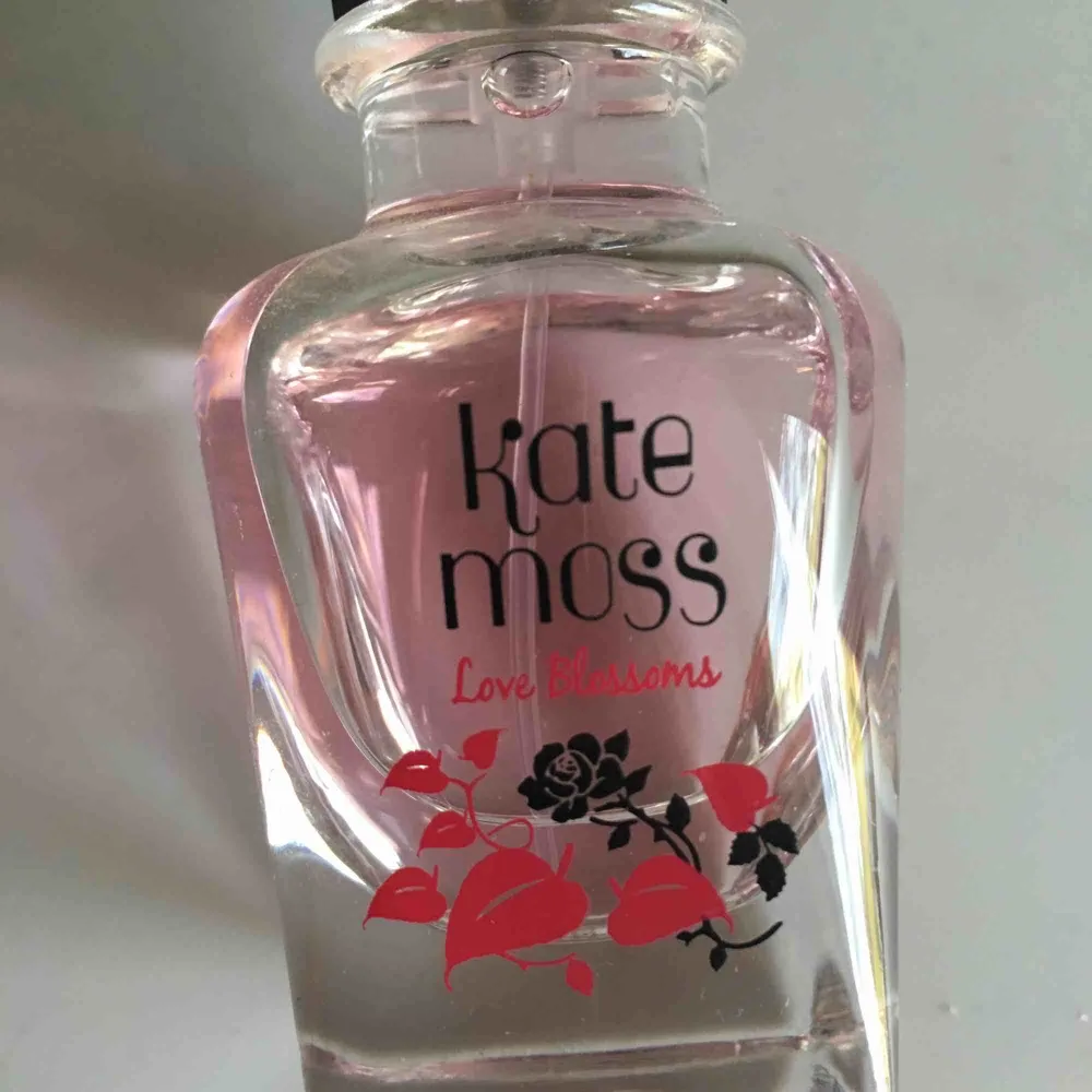 Helt ny parfym från Kate Moss, doft Love Blossoms. Accessoarer.