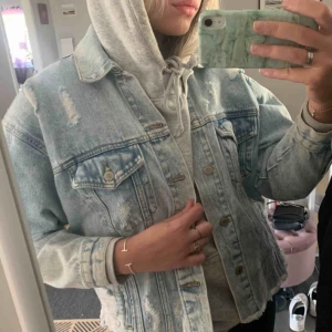  - INTRESSEKOLL!!! En jeans jacka som är jättefin lite oversized. Ljus tvätt och har slitningar. 150 eller högst bud