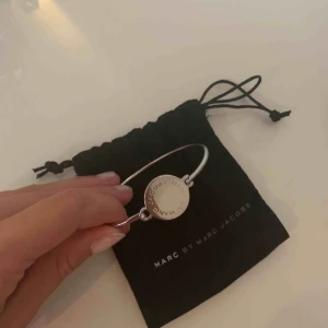  - Silvrigt Marc by Marc Jacobs armband. Säljer eftersom jag aldrig använder det!
