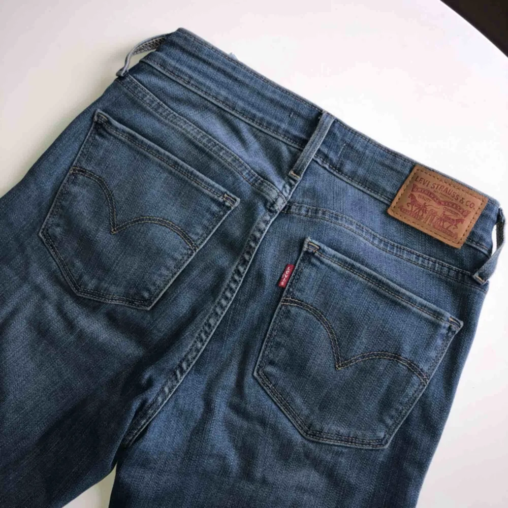 Snygga, utsvängda jeans från Levi’s. Köpta för ett tag sen men i väldigt bra skick då dem endast har använts ca 2-3 ggr. Lite stora i storleken då jag vanligtvis inte köpte storlek 25..  - Köparen står för frakten📦 - Nypris 1000-1100 kr. Jeans & Byxor.