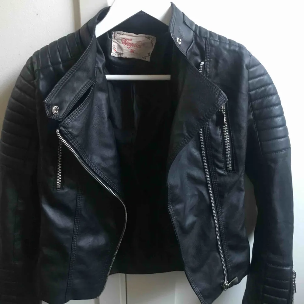 Säljer Chiquelle moto jacket i storlek s. Använd fåtal gånger men säljer då den är lite för liten. Nypris:700kr. Jackor.