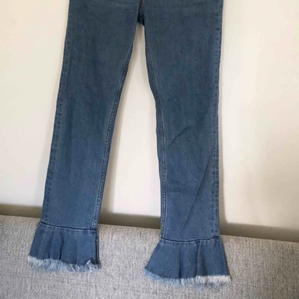Jeans med volang nedtill, aldrig använda. Möts upp i Stockholm annars står köparen för frakt 👍🏽. Jeans & Byxor.