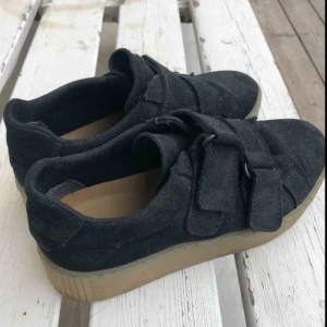  - Helt oanvända skor i storlek 37, tror dock de bör passa 38 då jag är 38 i vanliga fall💗