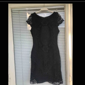  - Klänning från märket Dry Lake säljes. Helt oanvänd. Strl: M, men sitter snyggt på mig som är en normal S. Öppen rygg. Nypris: 1299kr. 