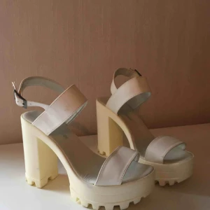  - Vita högklackade skor från NLY Shoes. Använda fåtal gånger. 😊 storlek 36. Köparen står för eventuell frakt☺️✨