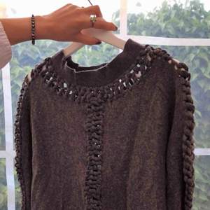 Cool mörkgrå stickad tröja med unik design💃🏼 Köpt vintage! Frakt tillkommer 💌