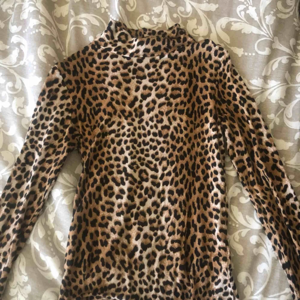 Säljer min leopard polo tröja:) jätte skönt material, använd 1 gång :). Tröjor & Koftor.
