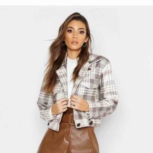  - Säljer denna fina jacka från boohoo!! Köpt för lite mer än 300kr och är oanvänd. Det står att det är storlek 40 men skulle inte säga att den va i den storleken utan fungerar på mig som har XS/S/M. Frakt tillkommer🌸 