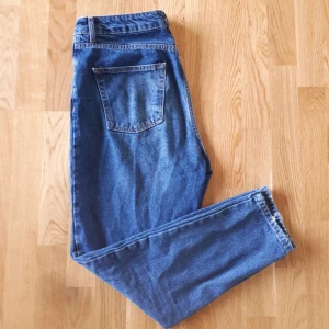  - Supersnygga momjeans från Topshop. Hög midja och smalt ben. Använda ett fåtal gånger, säljes pga fel storlek. 