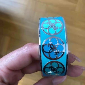  - Guess armband ord pris 1200:- använder dessvärre ej det.