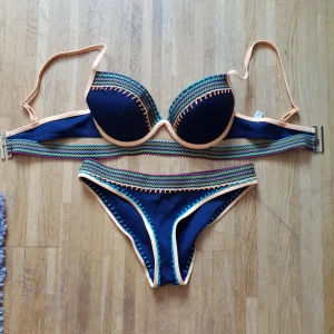  - Topp storlek 38 och Trosa storlek 36.  Köpt förra året på river island till en utlandsresa men aldrig använd.  Bhn är vaderad och ger mycket "push up" . Kan träffas i centrala Gävle eller postas.
