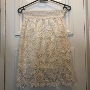  - Kjol använd 1 gång. Funkar bra för både small eller medium. Resår i midjan.   Köparen står för frakten. 