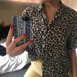  - En leopardskjorta med korta ärmar i storlek M. I gott skick och alla knappar fungerande! Märket är Pull&Bear! Hör av er vid intresse/frågor om plagget!🐆  (Swish) frakt ingår.