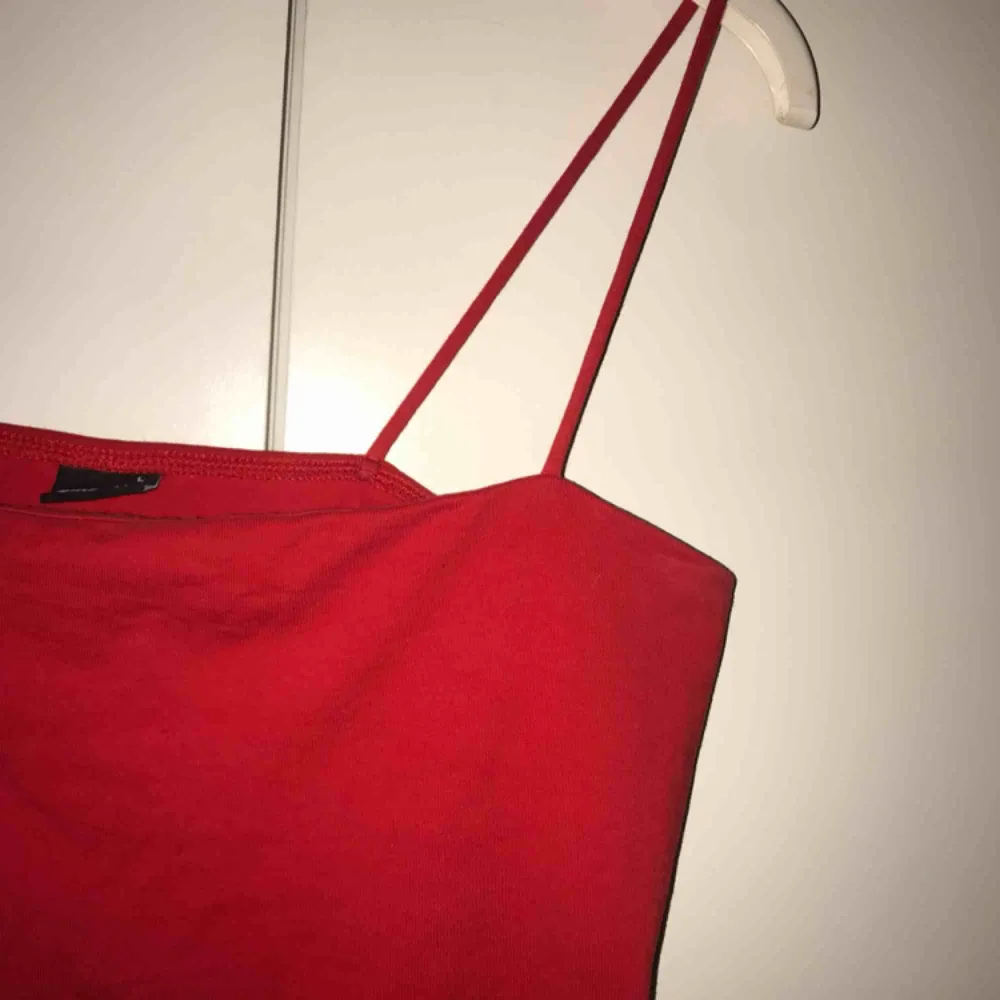 Fint rött kort linne från GinaTricot. Storlek L. 30 kr + frakt . Toppar.