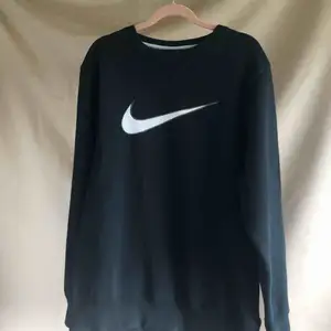 Nike sweatshirt i begagnat skick, motsvarar en storlek S. Jätteskön och andas bra.  Vid fler intressenter går köpet till den som budar högst. Tröjan är äkta.