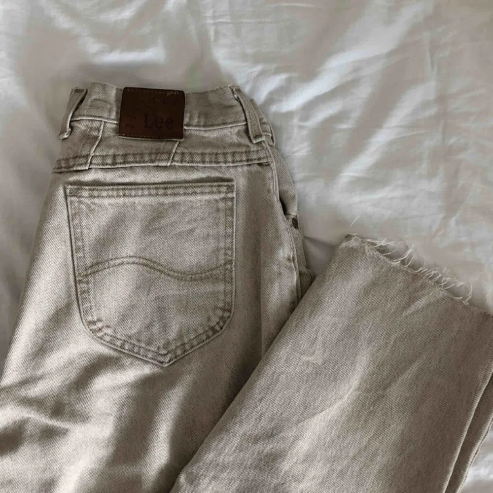 As coola lee jeans i vintage look, som tyvärr är för stora för mig :( köparen står för frakt.. Jeans & Byxor.