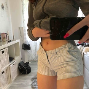  - Ljusblå-vita randiga shorts! Det är storlek 32 i shortsen men jag har vanligtvis S i jeans/shorts och fick på dom.  Möts upp i linköping annars står köparen för frakt 💗