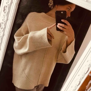  - Supermysig tröja från Carin Wester. Varm och skön. Sticks ej 🌸 Perfekt oversized. I nyskick✨ Nypris 600 kr.  Hör gärna av dig vid eventuella frågor 💓 Köparen står för frakten. 