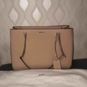 - Äkta DKNY väska i nyskick. Köpt i NK. Köparen står för frakt, vid intresse finns fler bilder!