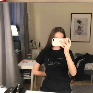  - Söt t-shirt med ett motiv i form av ett par bröst!  Kan mötas upp i Västerås annars står köparen för frakten 🥰