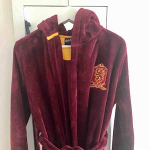 Basically new robe, very soft, worn few times - I bought it for me as a Harry Potter fan, but size 36 didn’t really work for me, since I’m size 38. Maybe some other Gryffindor fan will enjoy it more , not just taking place in the closet ! 🌿