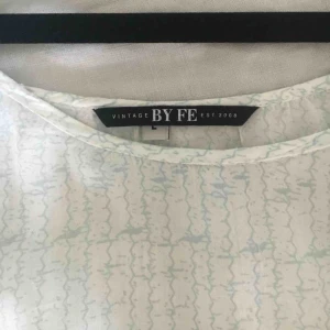  - Tunn blus från By-fe. Sparsamt använd, från djur-och rökfritt hem. Passar både M-L. 