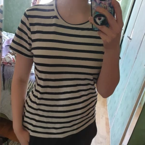  - Härlig randig t-shirt. Knappt använd. Frakt inte inkluderad men priset kan diskuteras.