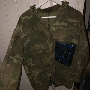  - Militär grön sommar/vår jacka. Köpt på Zara 