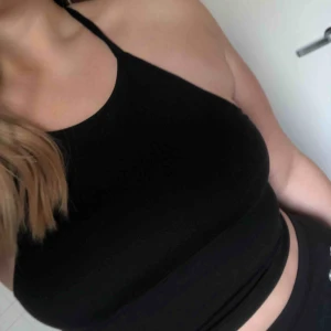  - Svart sport linne, med coola detaljer på ryggen. Köpt på Gina tricot. Oklart vilken storlek det är, den är stretchig och passar mig som är storlek M/L. Frakten ingår inte i priset, kan även mötas upp i Stockholm området:)