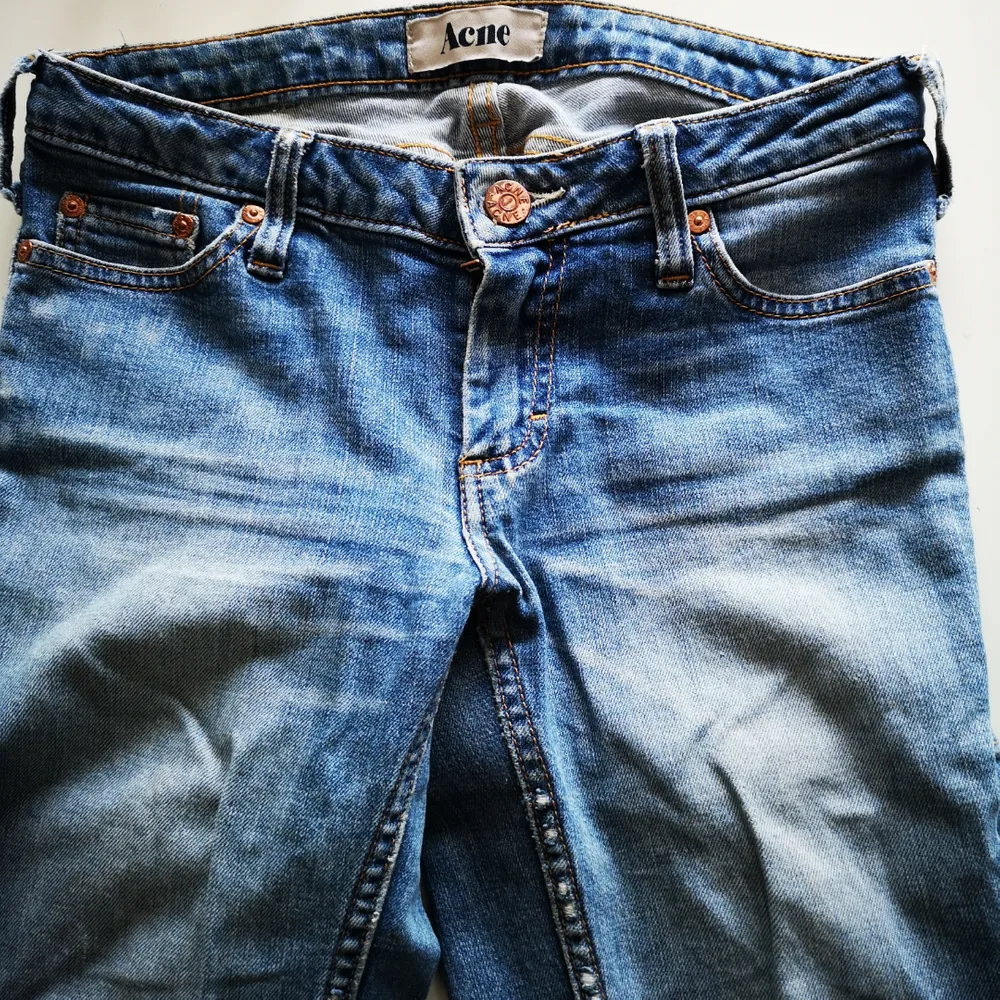 Snygga jeans från Acne i en rak och tajt modell. Byxan är klippt längst ner på benslutet . Övrigt.
