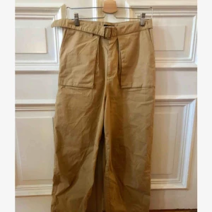  - Skitsnygga beigea byxor från wacay. Jag har stl XS/s men de är för stora för mig. Passar säkert perfekt på en M! Kan mötas upp i Gbg, annars tillkommer frakt✨