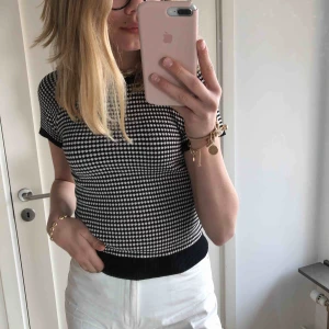  - Så fin stickad tröja från Zara. I superbra skick.  Köparen står för frakt. Möts upp i centrala Stockholm. 