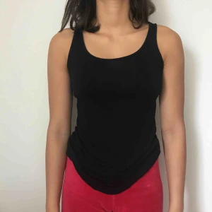  - Ett svart linne från kappahl som kostar 75kr inklusive frakt.