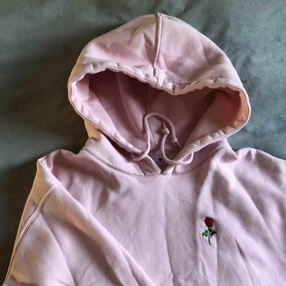 oversized rosa hoodie ifrån junkyard! broderad ros på bröstet. skriv privat för mer bilder. köparen står för frakt! . Hoodies.