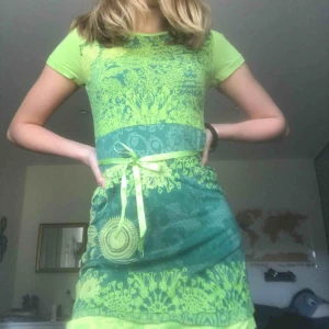  - En fin klänning från Desigual med band som går att knyta i midjan. Den är som ny och i storlek 11/12 years, men sitter ändå som en XS (jag är vanligtvis en XS/S). Möts upp i Stockholm eller så står köpare för frakten.