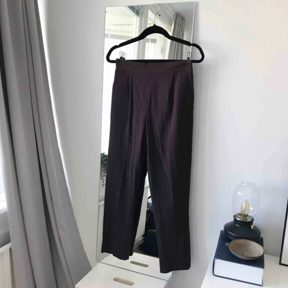 Mörkbruna rutiga byxor från H&M i storlek 36. Frakt ingår!. Jeans & Byxor.