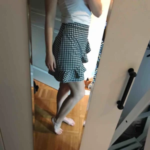  - Kjol använd fåtal gånger, stor ej storlek men skulle säga att den passar XS/S  Köpt i Spanien märket är Pimke Vid snabb sfär kan priset diskuteras   100kr men köpare står för eventuell frakt 