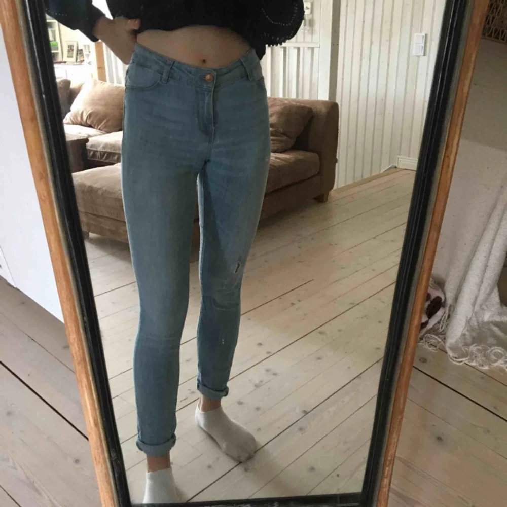 Ett par fina ljusa jeans i storlek 36 från Zara.    Frakt tillkommer🌿. Jeans & Byxor.