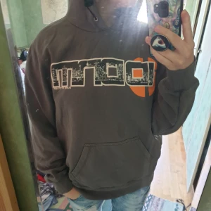  - Grå hand me down hoodie, väldigt mjuk och skön. Priset går att diskutera och frakten är inte inkluderad.