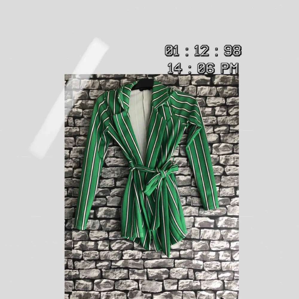 En grön randig tröja/cardigan som går att knyta i storlek 36. Plagget kommer från en online-shopping app, Plick. För fler bilder går det bra att fråga :) Frakten ingår i priset. Kan mötas upp i Göteborg. . Toppar.
