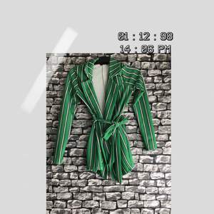En grön randig tröja/cardigan som går att knyta i storlek 36. Plagget kommer från en online-shopping app, Plick. För fler bilder går det bra att fråga :) Frakten ingår i priset. Kan mötas upp i Göteborg. 