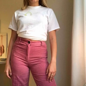  - Rosa manchesterbyxor från Monki, storleken är 36 men dom töjer sig och passar 38-40 bättre!! Köparen står för frakten 