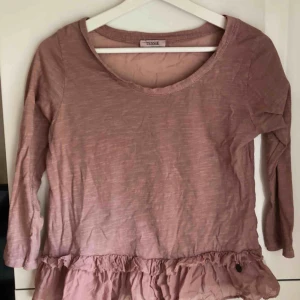  - Gammaldags rosa peplum topp ifrån Tessie. 50 kr + frakt. 🌸